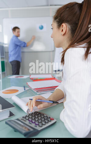 Felice apprendimento dello studente on line e prendere note Foto Stock