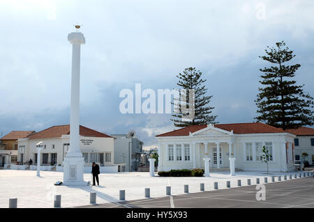 La colonna del 28 ottobre, e Pafos Biblioteca comunale, 28 ottobre Square, Pafos, Cipro Foto Stock