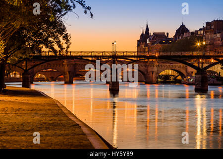 Sunrise sulle rive della Senna, Pont des Arts e Pont Neuf nel 1 ° arrondissement di Ile de la Cite, Parigi, Francia Foto Stock