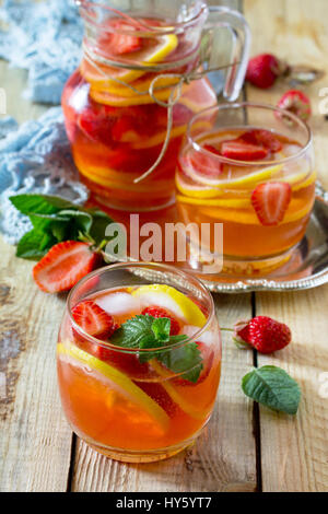 Frutto dell'acqua. Dissetante bevanda estiva con fragole e limone e menta. Il concetto di alimentazione sana e dietetica. Copia dello spazio. Foto Stock