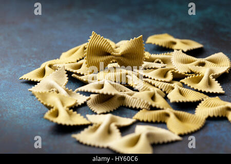 Italiano tradizionale di farfalle con spinaci su uno sfondo blu close-up Foto Stock