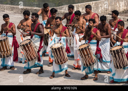 India, Cochin. Maschio locale banda di tamburo in costumi tipici. Foto Stock