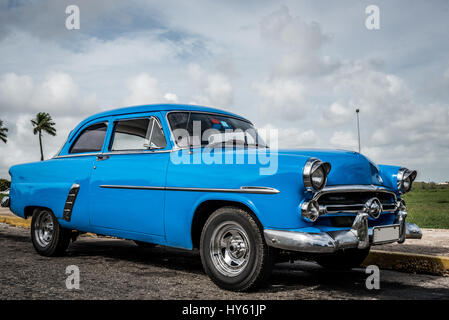 American bella blu classico auto parcheggiate in Varadero Cuba Foto Stock