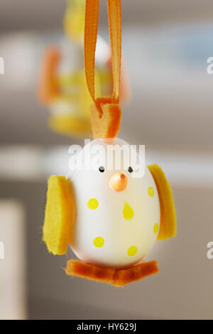 Vicino la fotografia di un pulcino di Pasqua decorazione che è appesa una miniatura albero a molla. Foto Stock