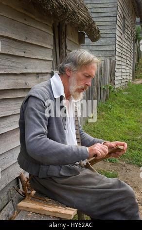 Un Pilgrim fuori dalla sua casa in Plantation di Plimoth -- (rilasciato attraverso Plimoth Plantation), Plymouth, Massachusetts. Ora noto come Plimoth Pataxet Foto Stock