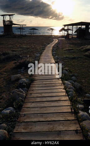 Il Boardwalk conduce al mare sulla spiaggia di sabbia a Paphos Cipro. Foto Stock