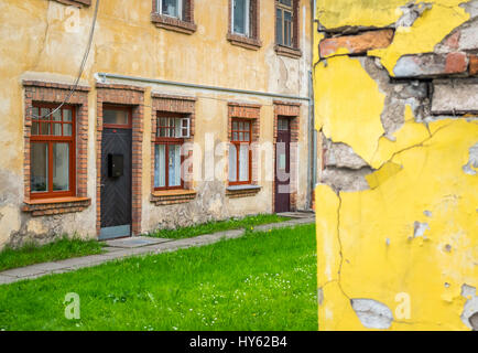 La lettonia, CESIS - circa giugno 2014: Vista di tipica costruzione nella città vecchia di Cesis Foto Stock