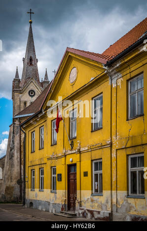 La lettonia, CESIS - circa giugno 2014: vista della strada tipica in Cesis, Chiesa di San Giovanni Evangelista torre in background. Foto Stock