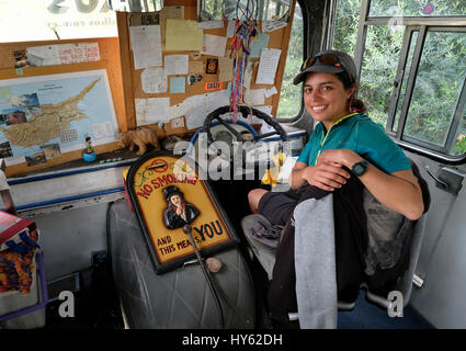 Backpacker Justine è di stare in un vecchio autobus in Paphos, Cipro. Il bus è stato fornito come un alloggio gratuito da un giovane cipriota al lettino surfers. Foto Stock