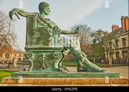 La Statua di Costantino il Grande, imperatore romano, al di fuori di York Minster Foto Stock