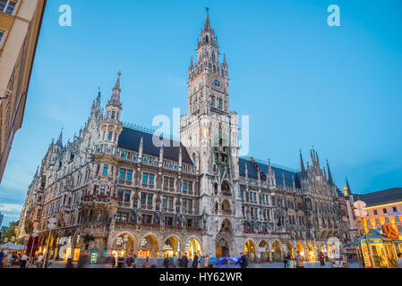 Monaco di Baviera, Germania - 6 Giugno 2016: Monaco Town Hall - Neue Rathaus in Marienplatz di notte Foto Stock