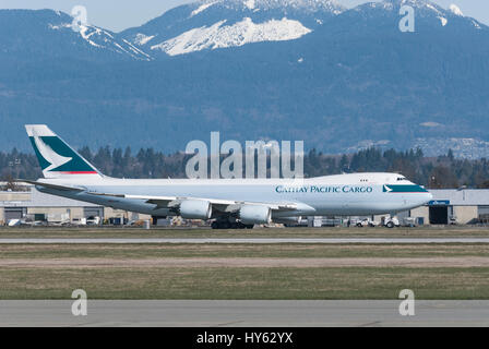 Cathay Pacific Wide Body Boeing 747 cargo aereo tassare giù la pista all'Aeroporto Internazionale di Vancouver. Foto Stock