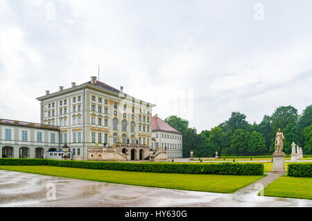 Monaco di Baviera, Germania - 8 giugno. 2016: Il Palazzo di Nymphenburg, la residenza estiva dei re bavaresi, visto dal parco pubblico Foto Stock