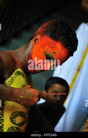 Antica arte, artform, artista asia attarente,,, corpo closeup, colore, colori, costume e cultura, danza, ballerino, diabolica, esotici, espressione faccia, fe Foto Stock