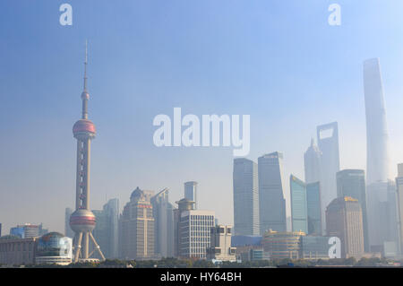 Shanghai,Cina - su dicembre 19, 2016 Nuovo skyline di Pudong, guardando attraverso il fiume Huangpu dal Bund, Shanghai, Cina e Asia Foto Stock