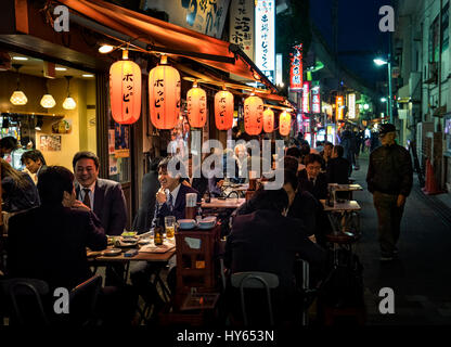 Giappone, Tokyo, Ueno, Izakaya, salarymen avente drink dopo daywork. Foto Stock