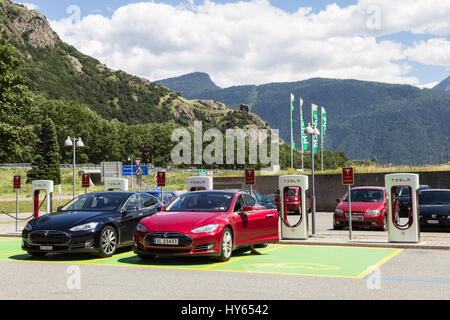 MARTIGNY, Svizzera - 29 giugno 2016: due Tesla Model S automobili in carica la batteria con il sovralimentatore Tesla nel Gran San Bernardo relais in Mar Foto Stock