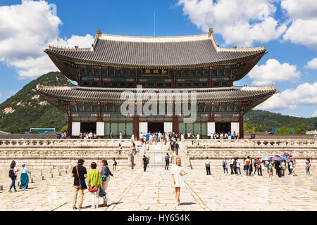 SEOUL, Corea del Sud - 12 settembre 2015: turisti di visitare il Palazzo Gyeongbokgung, un famoso punto di riferimento della città, su una soleggiata giornata estiva a Seul, in Corea del Sud c Foto Stock