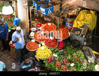 PORT LOUIS, MAURITIUS - Novembre 18, 2016: persone negozi per la frutta e la verdura fresca nel tradizionale mercato fresco di Port Louis, Maurizio capit Foto Stock