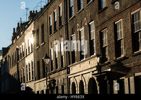 Fournier Street è un 'east-end' street del XVIII secolo di case in Spitalfields, nel London Borough of Tower Hamlets. Foto Stock