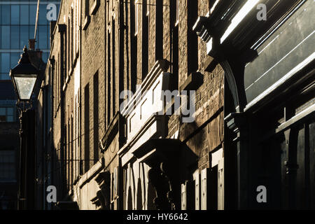 Fournier Street è un 'east-end' street del XVIII secolo di case in Spitalfields, nel London Borough of Tower Hamlets. Foto Stock