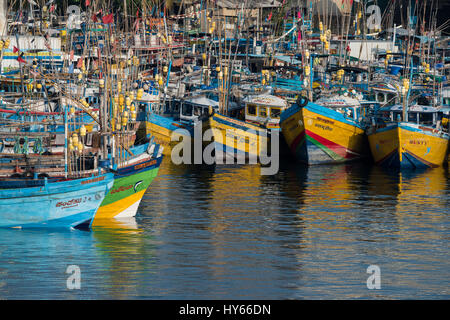 Sri Lanka, antico porto della città di Galle, una volta noto come Gimhathiththa, sud della provincia. Area portuale con densamente popolate e tradizionale colorato fi Foto Stock