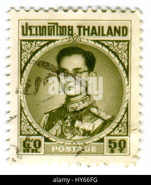 GOMEL, Bielorussia, 2 aprile 2017, timbro stampato in Tailandia mostra immagine della Bhumibol Adulyadej, conferito con il titolo di Re Bhumibol il Grande nel 198 Foto Stock