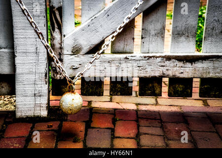 Un Virginia peso di gate e la catena usata per chiudere automaticamente le porte. Foto Stock