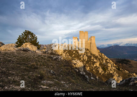 Il paesaggio del castello di Rocca Calascio in Abruzzo in Italia Foto Stock