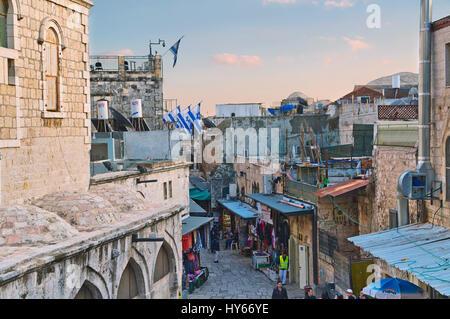 Gerusalemme, Israele - 26 dicembre 2016: vista dal tetto del ospizio austriaco sulla via dolorosa nella città vecchia di Gerusalemme. Via Dolorosa - percorso di Je Foto Stock