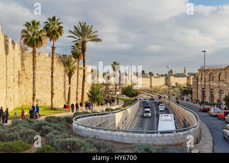 Gerusalemme, Israele - 29 dicembre 2016: un traffico stradale lungo il muro della città vecchia di Gerusalemme vicino alla Porta di Jaffa Foto Stock