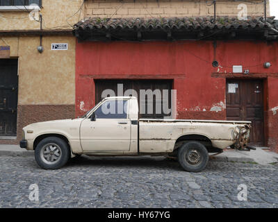 Strade in Antigua Guatemala case di piccoli negozi e persone Foto Stock