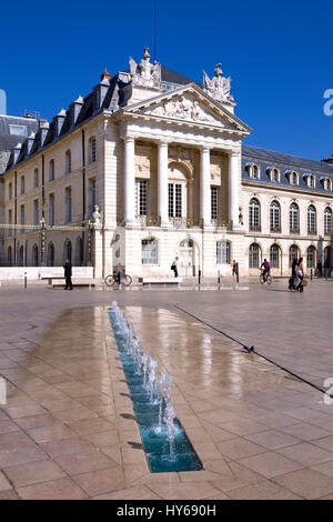 La place de la liberazione e il Palais des Ducs de Bourgogne di Digione Foto Stock