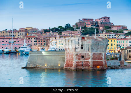 Canale di Piombino incrocio con ferry boat in estate Foto Stock