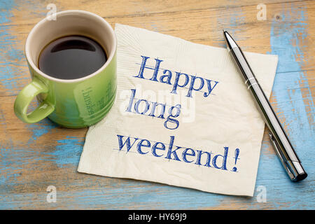 Happy Weekend lungo - scrittura su un tovagliolo con una tazza di caffè espresso Foto Stock