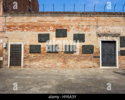 Muro di bronzo placche raffiguranti l'olocausto nel Ghetto Veneziano Foto Stock