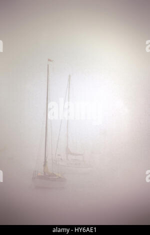 Barche nella nebbia, camminate marina, Northumberland Foto Stock