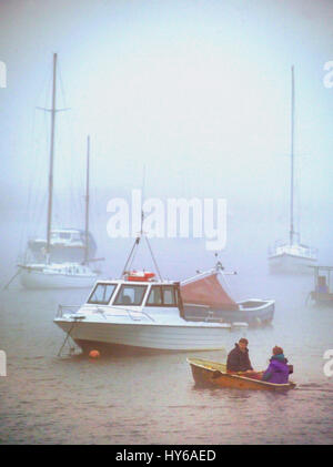 Barche nella nebbia, camminate marina, Northumberland Foto Stock