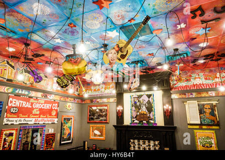 Winter Park Florida,Orlando,Tibby's New Orleans Kitchen,ristorante ristoranti cibo ristorazione cafe', insegna, interno, tema carnevale, decor, soffitto Foto Stock