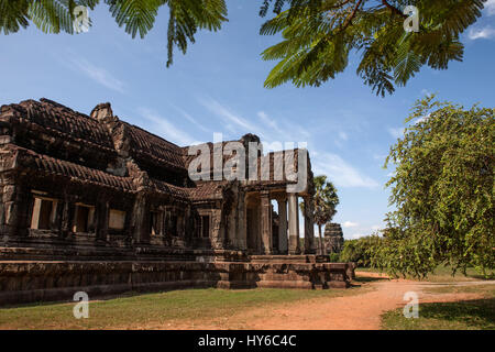 Una delle librerie in motivi esterna di Angkor Wat, Siem Reap, Cambogia Foto Stock