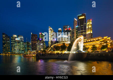 Singapore - Giugno 24, 2016: Singapore skyline, Marina Bay e fontana di Merlion vista al tramonto Foto Stock