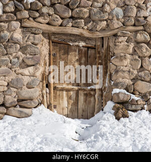 Vecchia porta di legno nella casa di pietra in villaggio Kandovan vicino a Tabriz, Iran Foto Stock