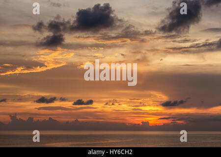 Bel tramonto cielo sopra il mare delle Andamane vicino a Koh Kud isola, Thailandia Foto Stock