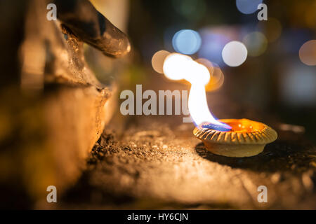 Bella candela olio close-up durante Loy Krathong celebrazione in Thailandia Foto Stock