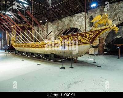 Dorato veneziano Royal Barge in Venezia Arsenale Navale officina di costruzione navale e museo, Venezia, Italia Foto Stock