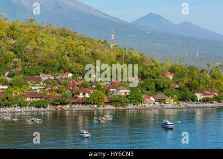 Jemeluk Beach e la splendida laguna blu con Gunung Agung vulcano su sfondo. Amed village, a est di Bali, Indonesia. Foto Stock