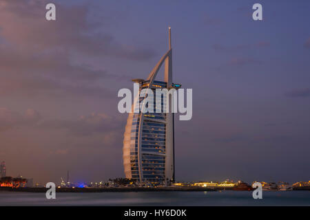 Emirati arabi uniti dubai - circa gennaio 2017: Burj Al Arab all'alba, il solo hotel a 7 stelle in tutto il mondo. Foto Stock