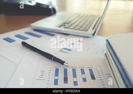 Penne porta penna sulla scrivania in ufficio Foto stock - Alamy