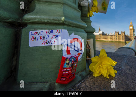 Omaggi floreali sul Westminster Bridge, Londra, onorando le vite perdute per azione terroristica il 22 marzo 2017 qui e a Casa del Parlamento Foto Stock