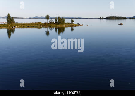 In estate il lago in Lappland nella Svezia settentrionale Foto Stock
